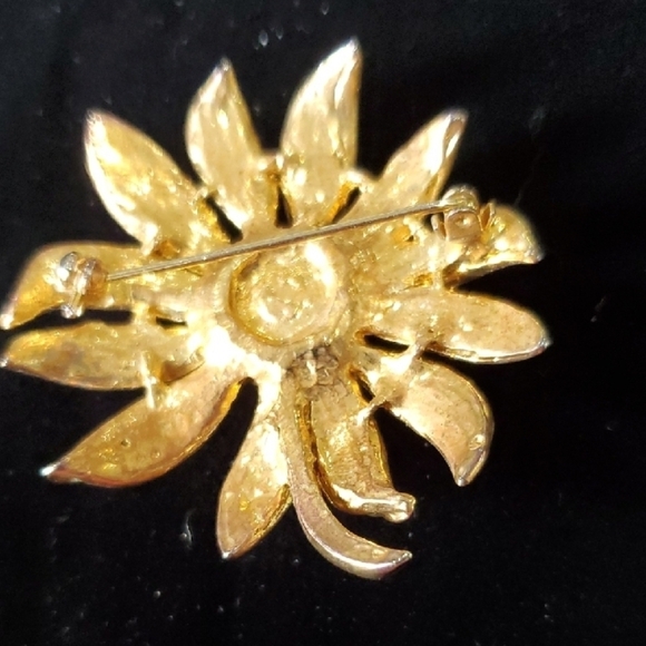 Vintage 70's Gold and Green Floral Brooch with Dimensional Petals - Picture 3 of 3